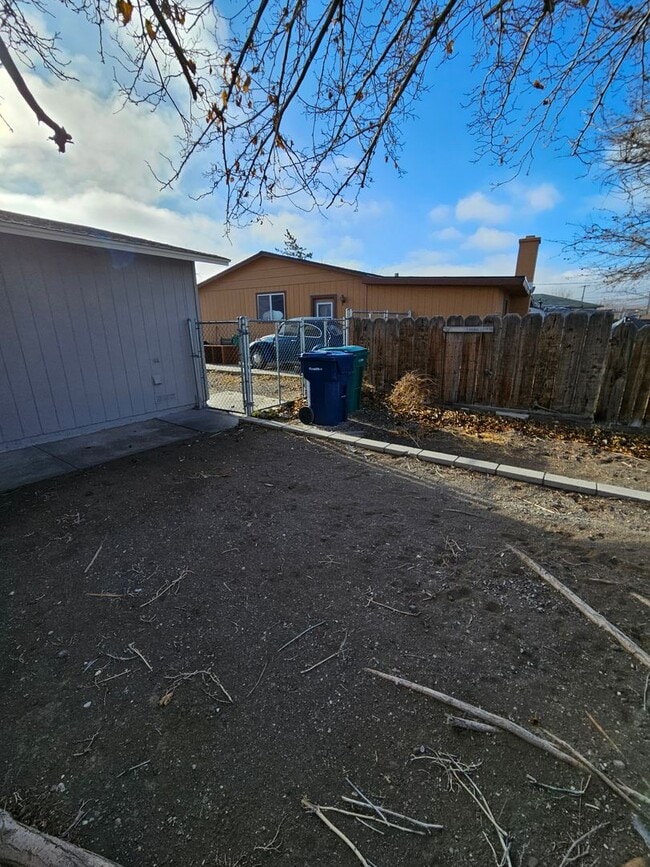 Building Photo - 3 Bedroom, 2 Bathroom Home in Fernley