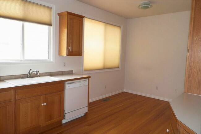 Foto del edificio - Spacious Ranch Patio Home in Desirable Southridge – Finished Basement & Garage