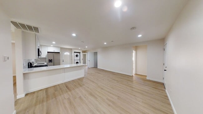 Building Photo - 5BD/2BA on Ewing!!