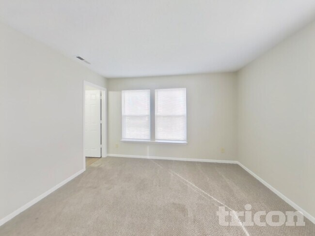 Foto del edificio - 824 Streamside Dr