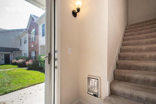 Building Photo - Spacious 2nd floor condo in desirable Toma...
