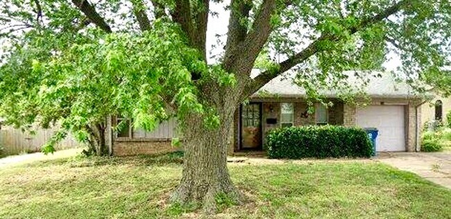 Building Photo - Adorable 3 bed, 1 and a half bath house in...
