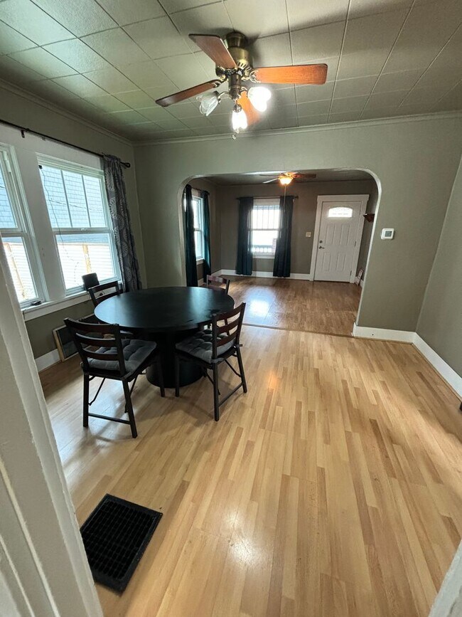 Foto del edificio - Craftsman Style House on Alberta available now