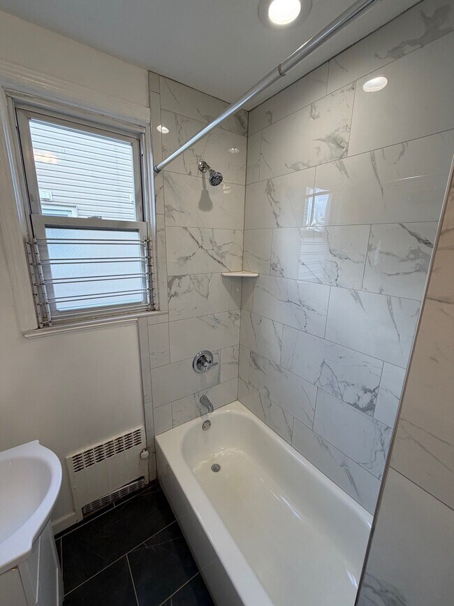 Foto del edificio - 1576 Leslie St