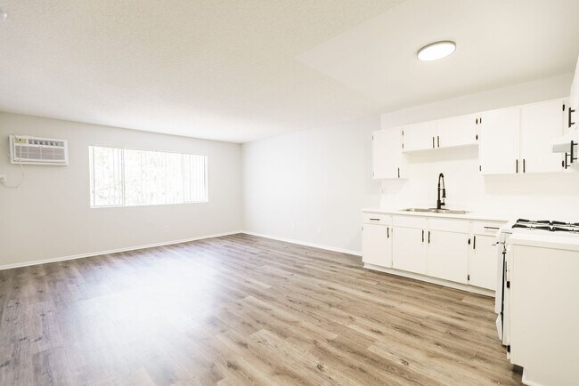 Interior Photo - 226 South Serrano