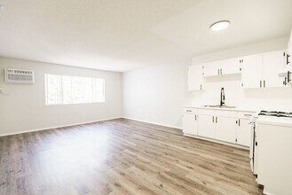 Interior Photo - 226 South Serrano