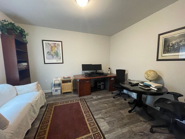 Building Photo - Stunning 4 Bedroom Home with 2 Car Garage,...