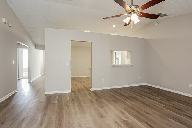 Foto del edificio - 8359 3 Creeks Blvd