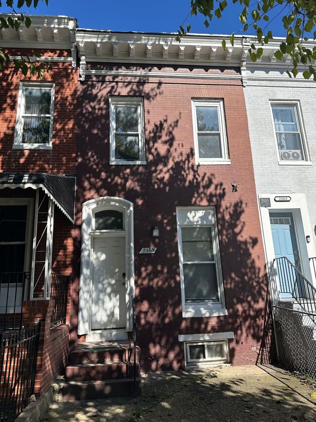 Building Photo - Spacious Rooms! Newly Renovated! Fenced in...