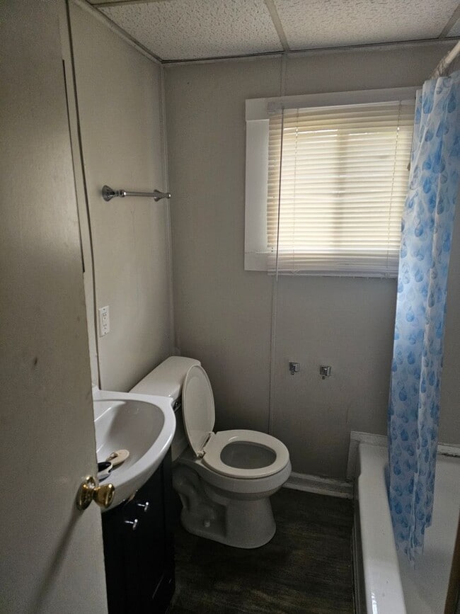 Building Photo - 2 BR/ 1 BA Home