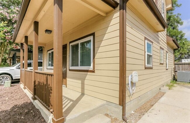 Building Photo - 1310 Dennis St