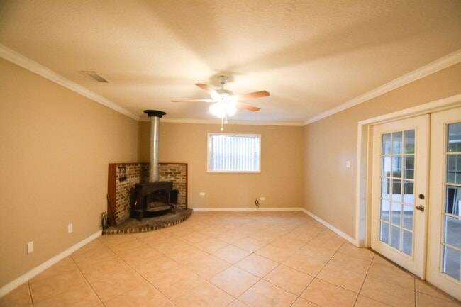 Building Photo - Amazing Private 3/2 near Sweet Water!