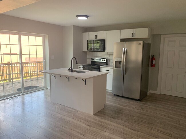 Foto del edificio - Future Rental! 3 Bed/2 Bath, Fenced Yard, Storage-York City SD