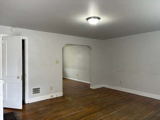 Building Photo - Clean 3BR home, Southeast neighborhood