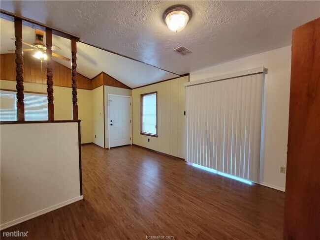 Building Photo - 2 br, 1 bath Duplex - 1316 - 1318 Airline ...