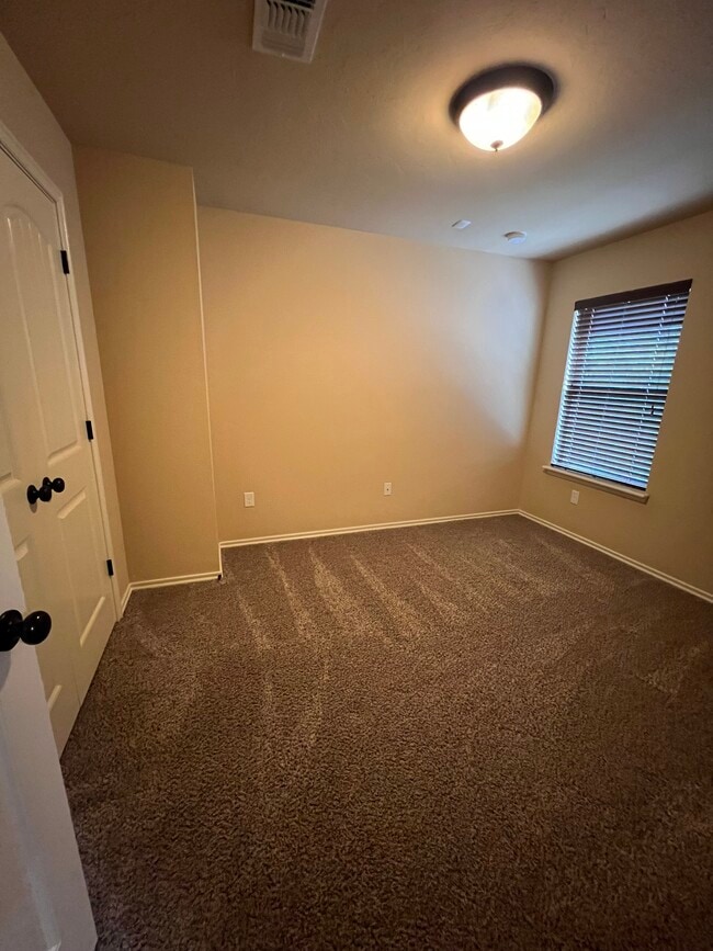 Building Photo - 3814 Kings Canyon Rd