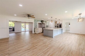 Building Photo - 1304 N 40th Ave