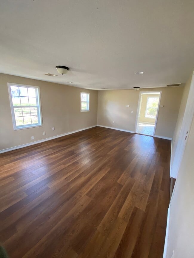 Building Photo - Prime location ... 2 bedroom 1 bathroom