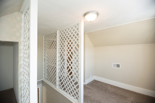 Building Photo - 3 potential 4 bedroom in desirable Beech G...