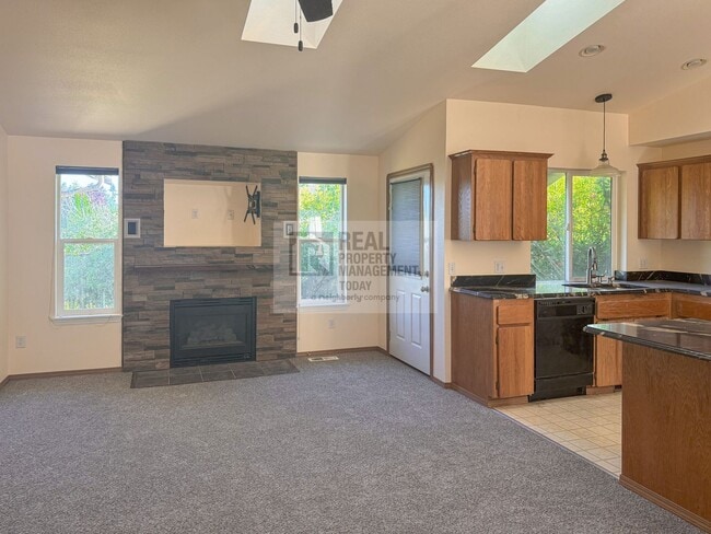 Building Photo - Stunning 3 Bedroom Rambler! Great Location!