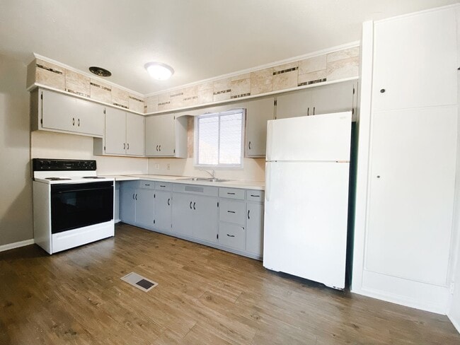 Building Photo - Three Bedroom Home