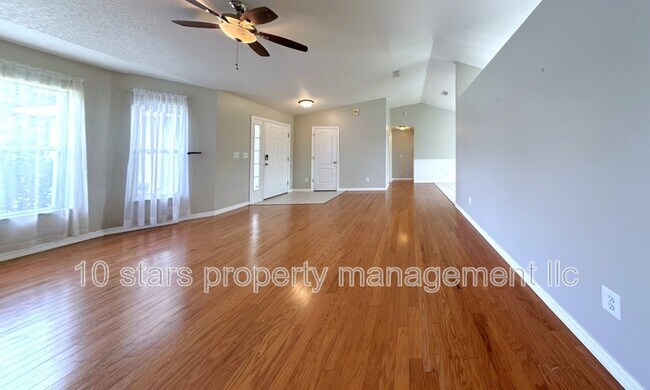 Building Photo - 10340 Vista Pines Loop