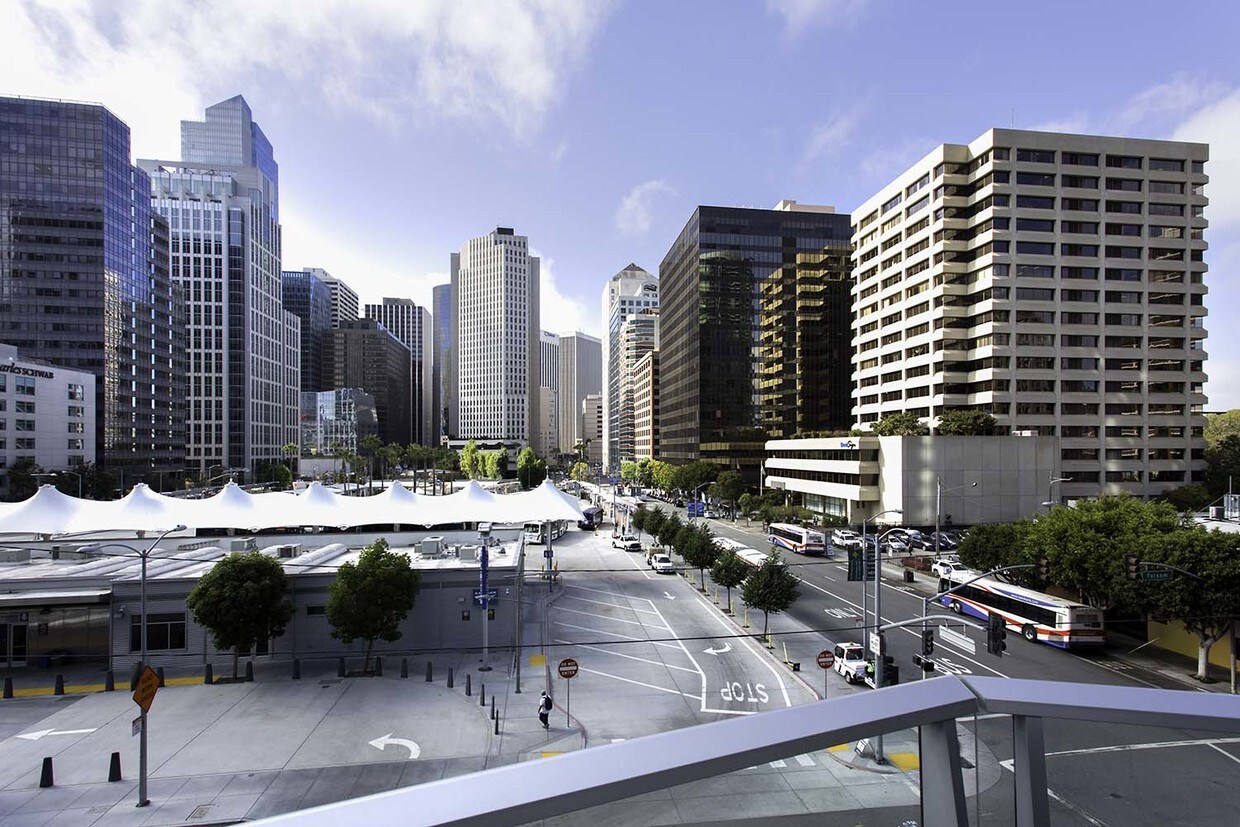 Primary Photo - Spacious Luxury Condo at LUMINA
