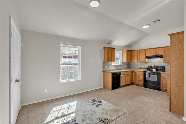 Building Photo - Adorable remodel in Yukon/Mustang schools