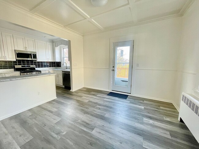 Foto del edificio - Spacious 4 bed, 2 bath in Eastchester