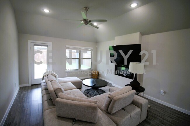 Building Photo - Beautiful 3/2/2in Royce City For Rent!