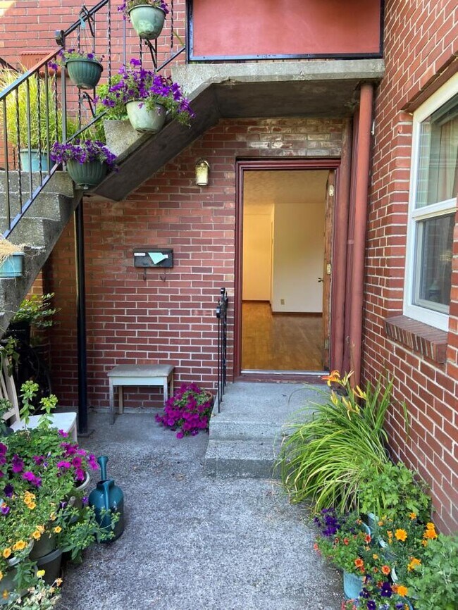 Building Photo - 2 bedroom in Seattle WA 98103