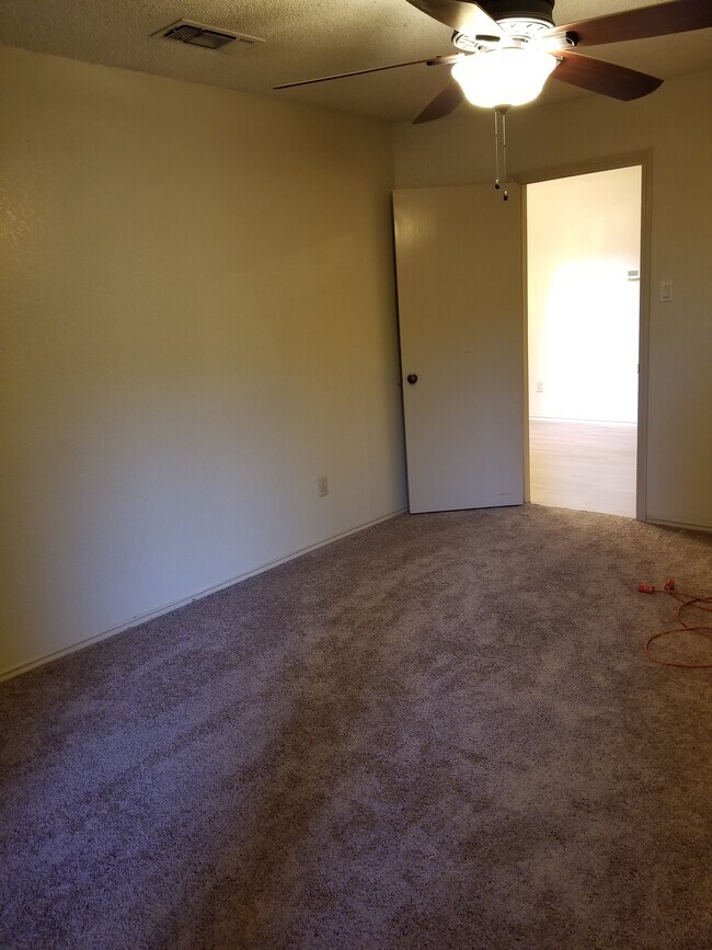 Dormitorio trasero - 108 N. Troy