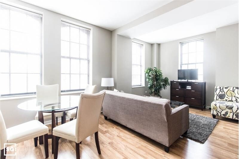 Foto principal - 225 W Randolph St