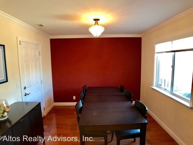 Building Photo - 879 S Knickerbocker Dr