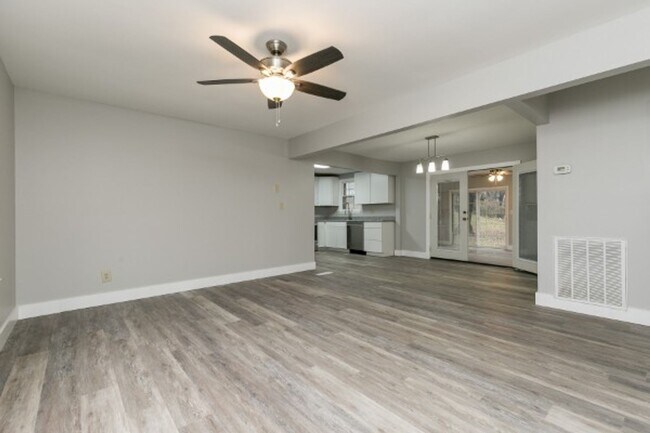 Foto del edificio - Beautiful Donelson Home in Great Location ...