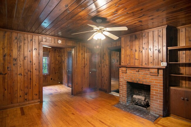 Building Photo - **APPLICATION PENDING** Adorable 2 bedroom...