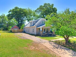 Building Photo - 908 N Barta Ave