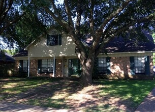 Building Photo - 10114 Village Green Dr