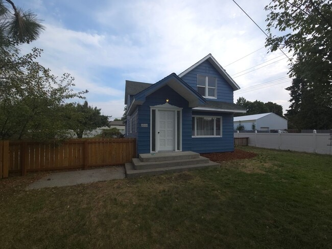 Building Photo - Home with character