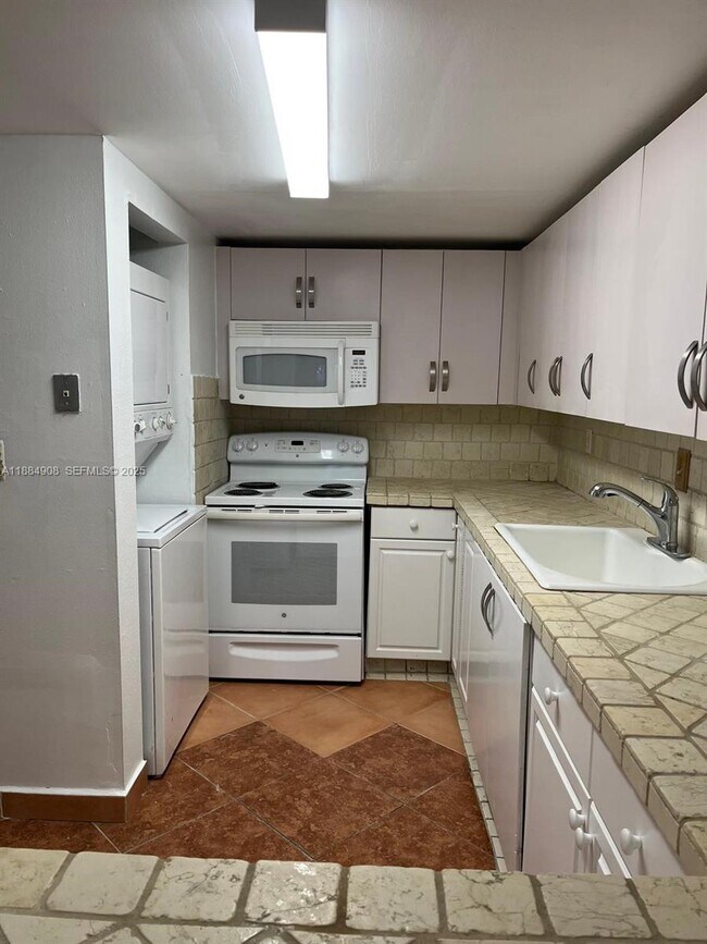 Building Photo - 10000 NW 80th Ct