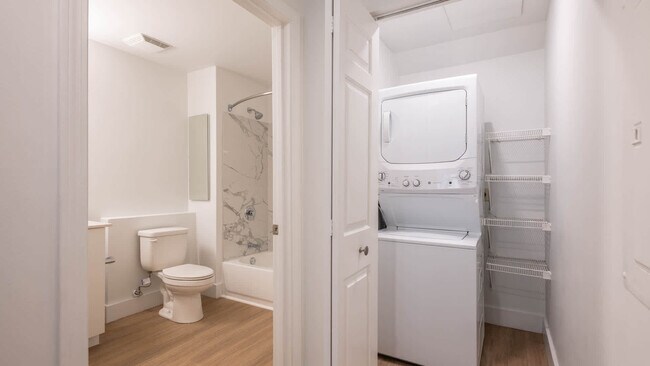 Baño con lavadora y secadora en el hogar - Rosecliff