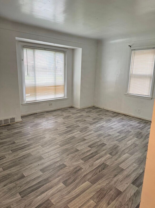 Foto del edificio - 5813 Edwards Ave