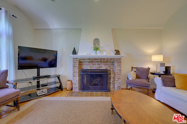 Foto del edificio - 8704 Ashcroft Ave