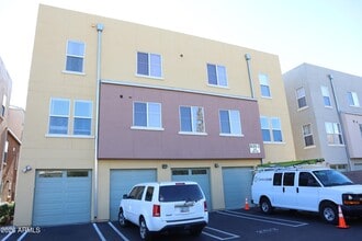 Building Photo - 706 E Washington St