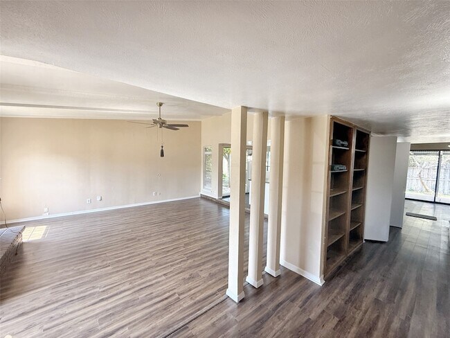 Foto del edificio - 7612 Nutwood Pl