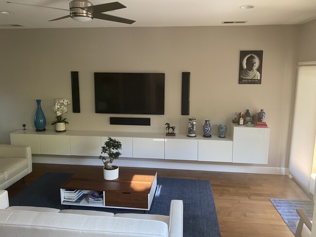 Foto del edificio - 423 Willow Glen Ct