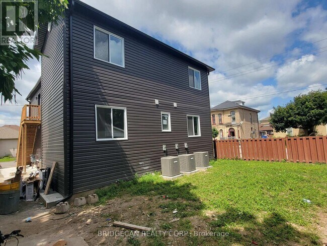 Building Photo - 103-103 Peel St