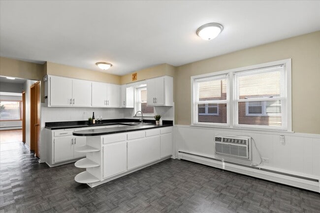 Foto del edificio - 8317 W Summerdale Ave