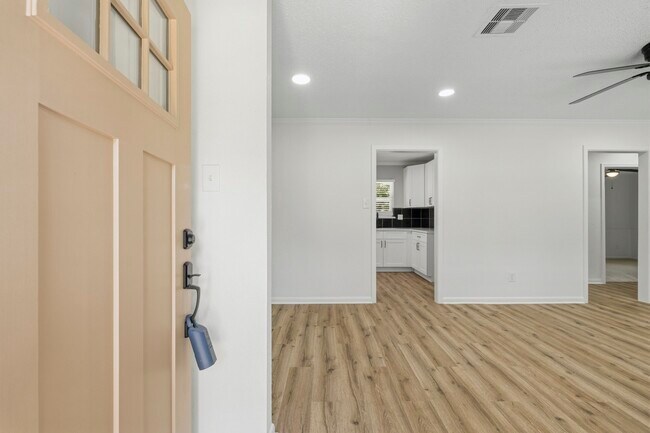 Foto del edificio - 913 Meadowlane St