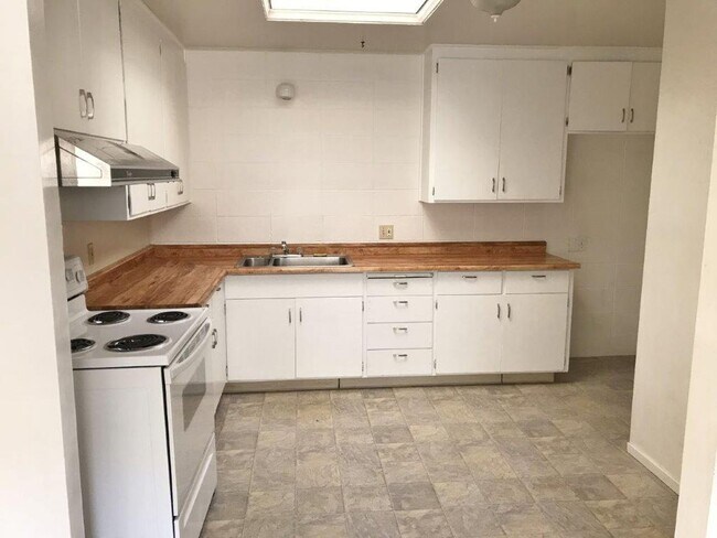 Foto del edificio - 3 Bedroom 1 Bath w/ 1 Car Garage and Yard - North Vacaville *STAR RENTALS